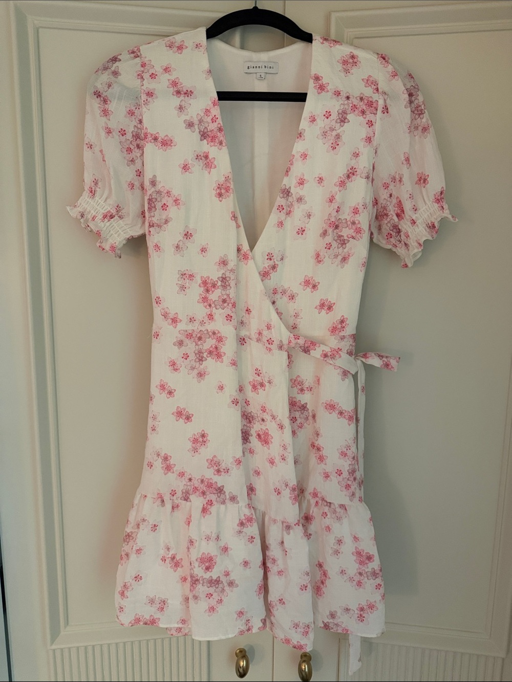 Floral Wrap Mini wrap Dress in Pink and White